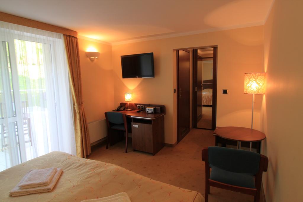 Willa Pod Skrzydlami Hotel Międzybrodzie Bialskie Buitenkant foto