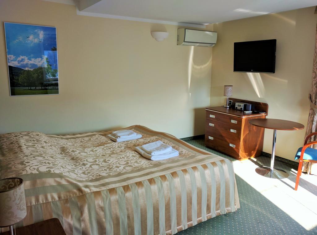 Willa Pod Skrzydlami Hotel Międzybrodzie Bialskie Buitenkant foto